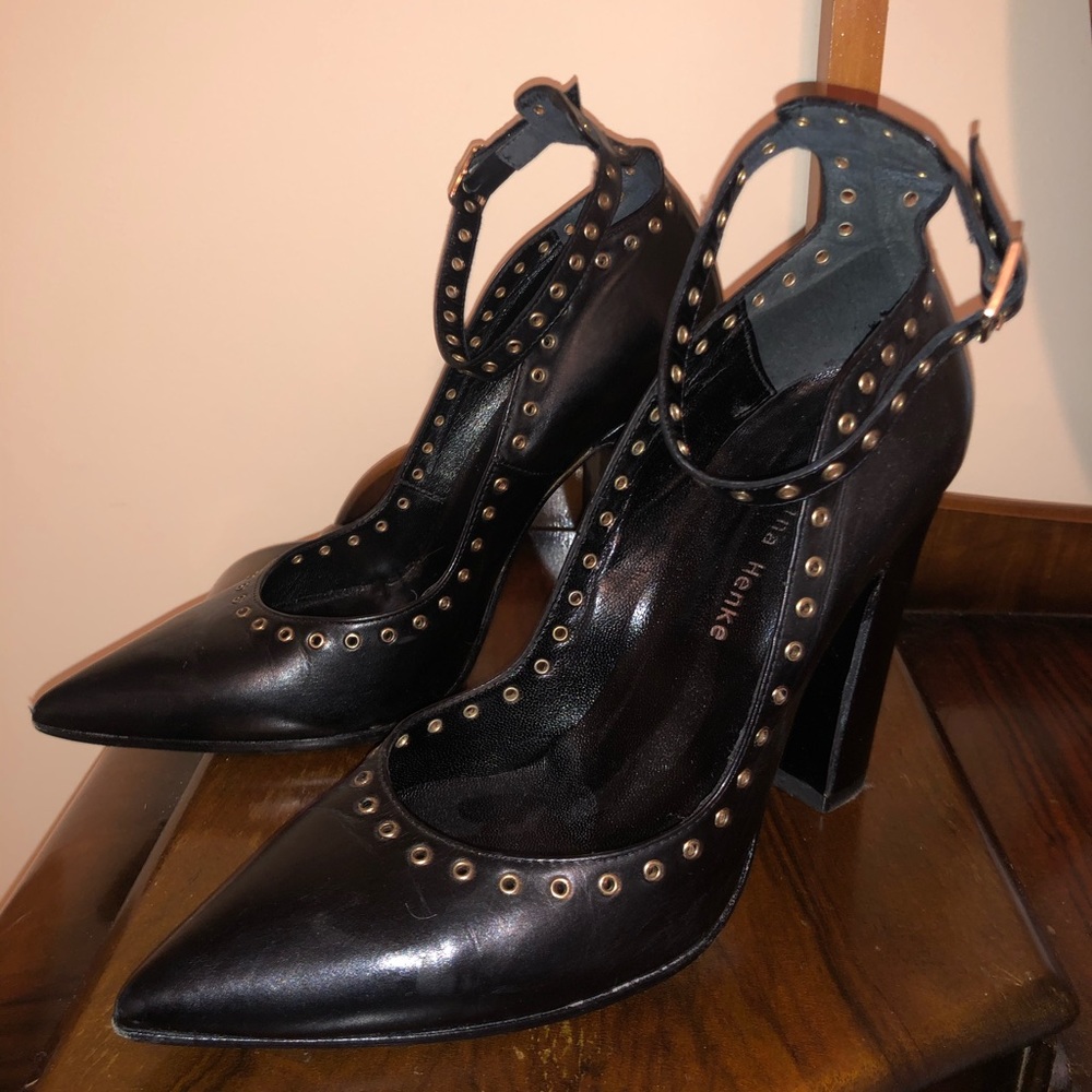 Carolina Henke black heels